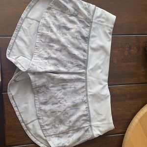 Lululemon white/grey shorts size 4 2.5 inch